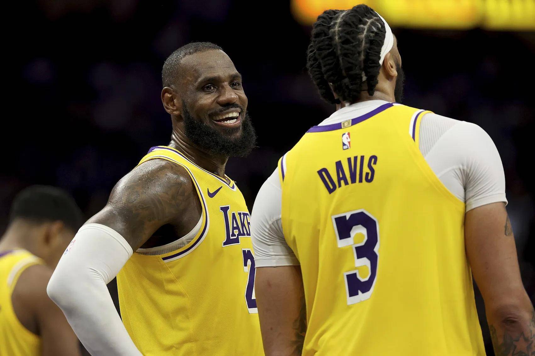 AYX-掘金观众热烈欢呼！，浓眉哥迎来十五赛季出色发挥比赛高潮迭起的简单介绍