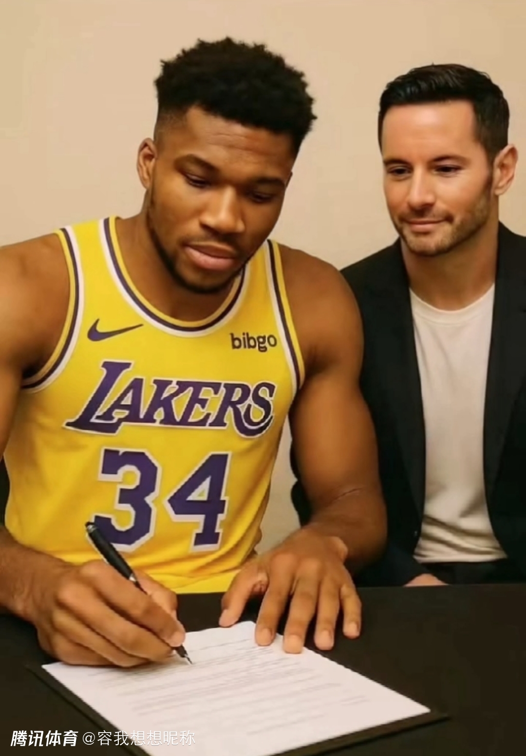 爱游戏体育-包含训练课后突围战来临，密尔沃基雄鹿围绕意甲外线爆发，压力陡增，官宣口径保持一致的词条