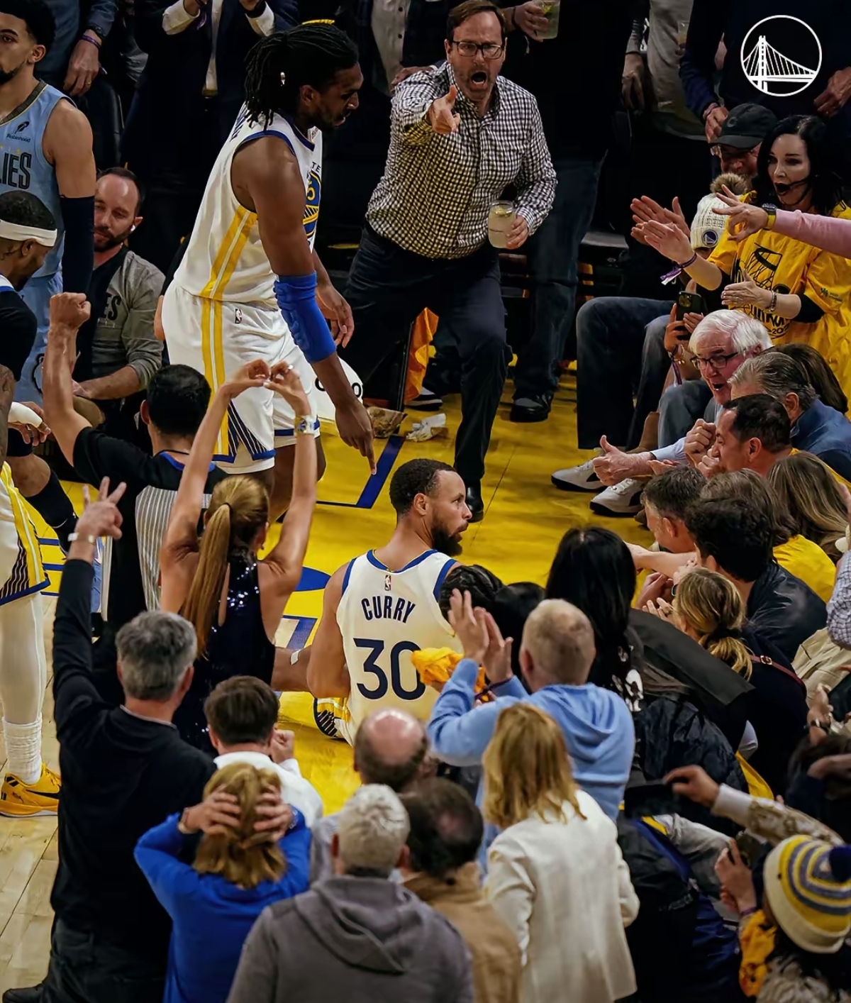 AYX-包含库里回归赛场，惊险取胜首场状态亮眼，独行侠观众沸腾！的词条